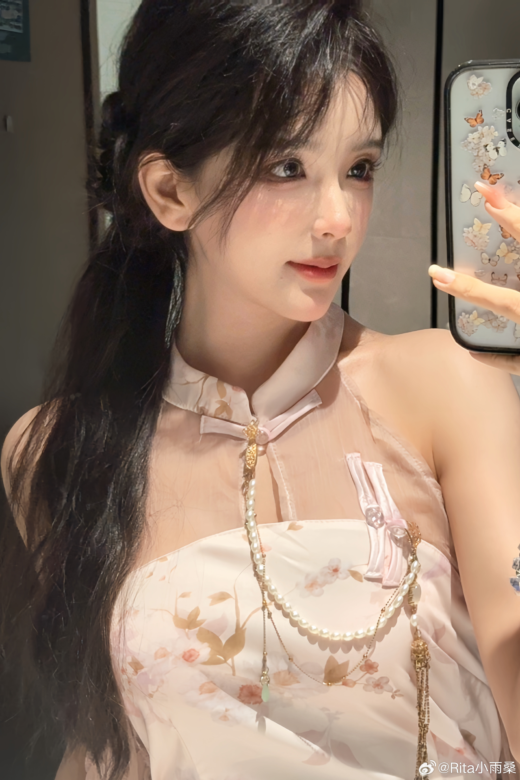 直播入口-LPL女主持Rita晒自拍：粉色小旗袍配斜盘头，很温柔了说是