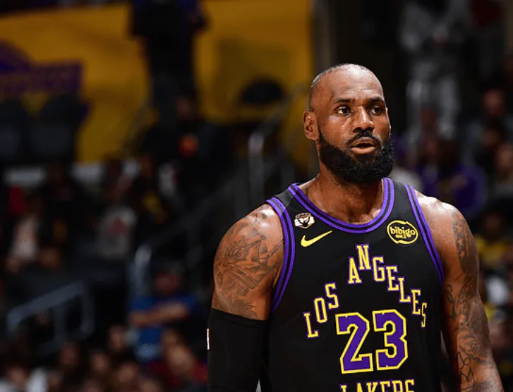 詹姆斯半场出战16分钟，投篮9中5得到12分4篮板7助攻1盖帽