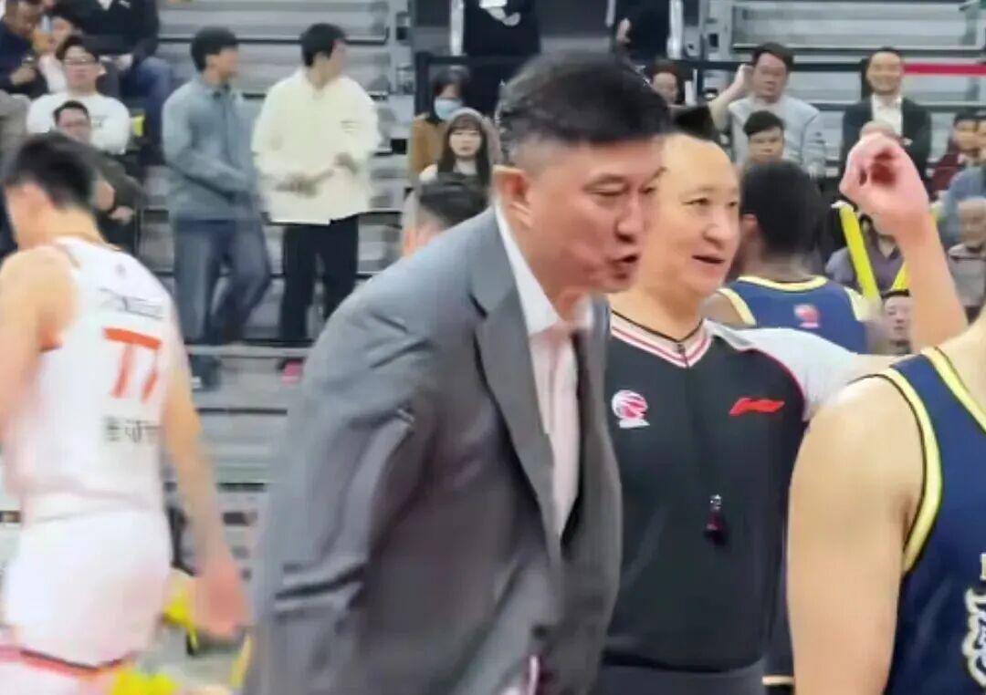 直播入口-CBA动态更新，带来广东男篮杜锋、杨鸣指导以及北控男篮张庆鹏指导最新消息